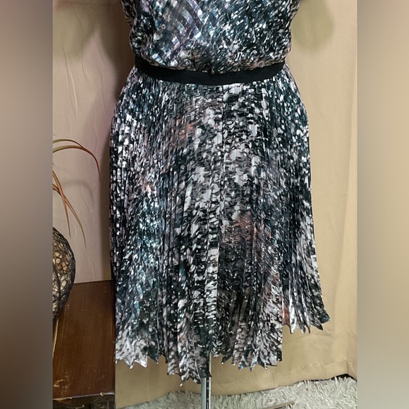 Karen Millen Pleated  Patterned Midi Dress - Picture 5 of 13